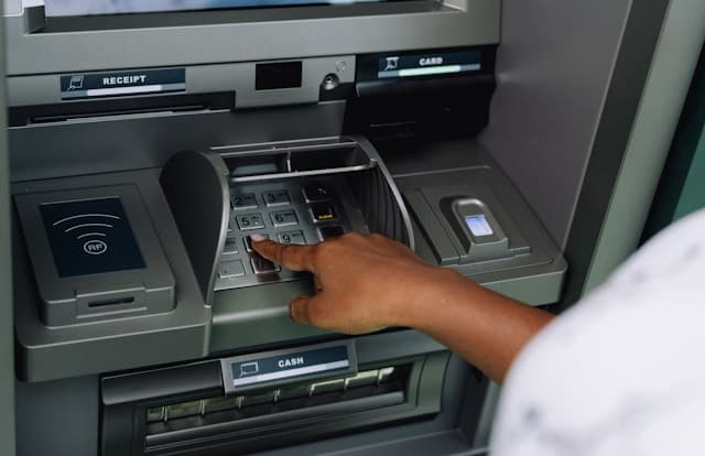 Pessoa criando soluções para outras pessoas através da internet