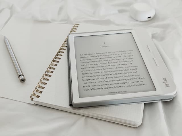 Notebook exibindo um produto digital em formato de e-book