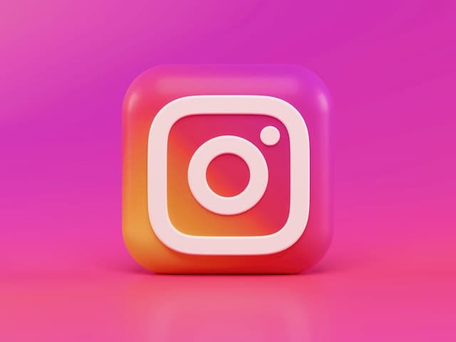 Pessoa utilizando Instagram para criar um negócio digital