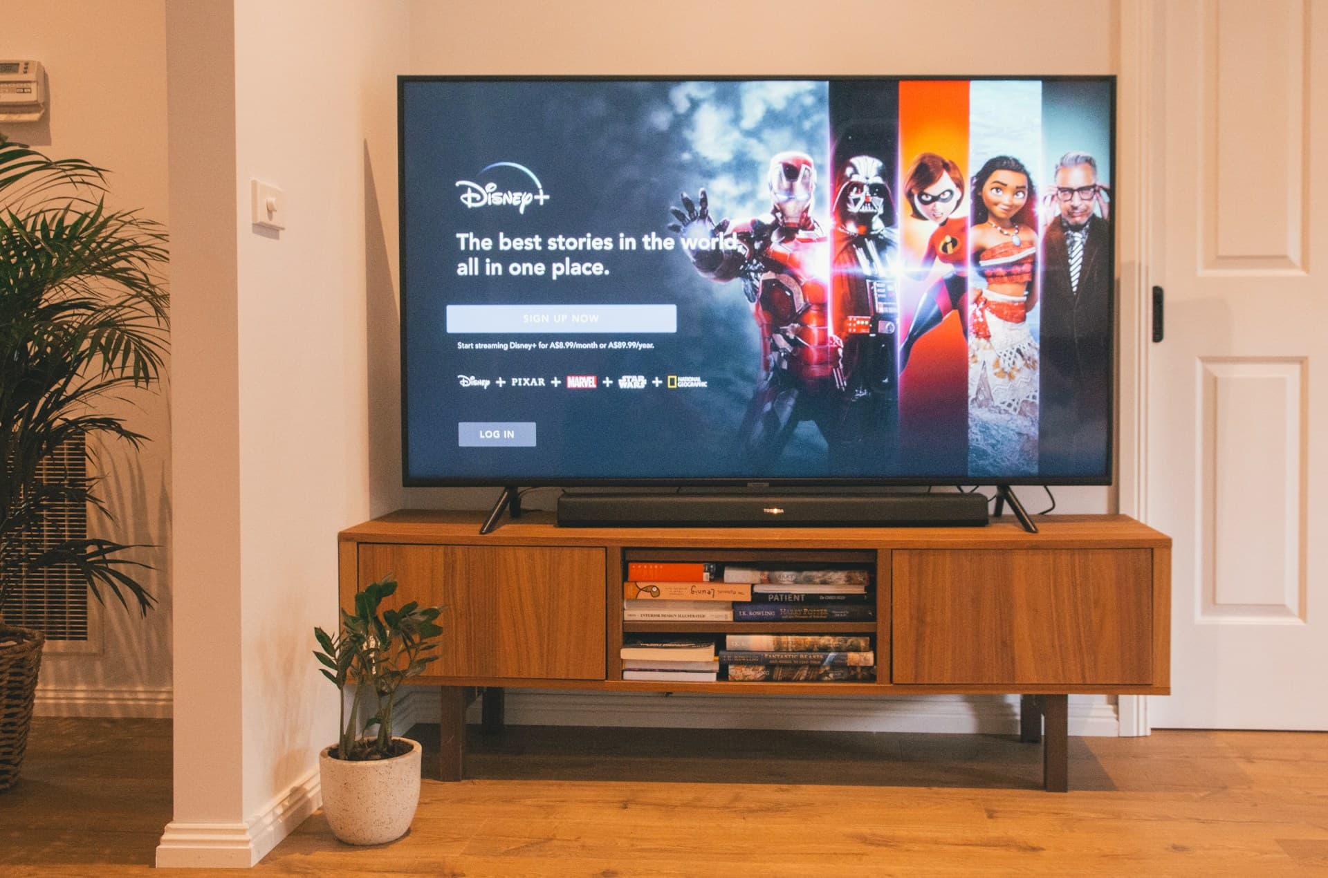 Sala moderna com televisão