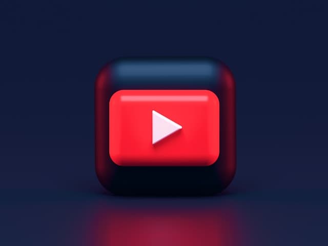 Pessoa gravando vídeos para YouTube em home office